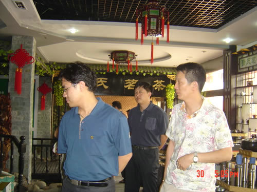 2006年10月，國家團中央青工處處長肖鳳利等視察蕭氏集團.jpg