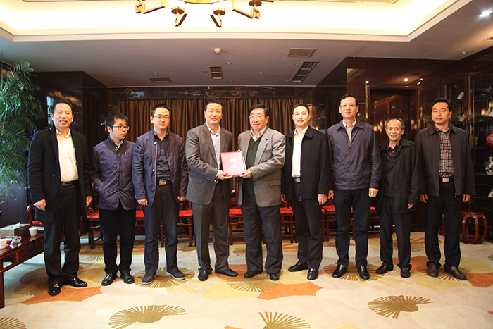 陳宗懋院士與夷陵區(qū)副區(qū)長黃光學(xué)（左三）、農(nóng)業(yè)局局長覃春茂（右一）。區(qū)委統(tǒng)籌辦主任趙華（右二）、區(qū)委副書記賈立（右三）、市農(nóng)業(yè)局副局長張明海（右四）、肖勇董事長、劉漢武總經(jīng)理合影.jpg